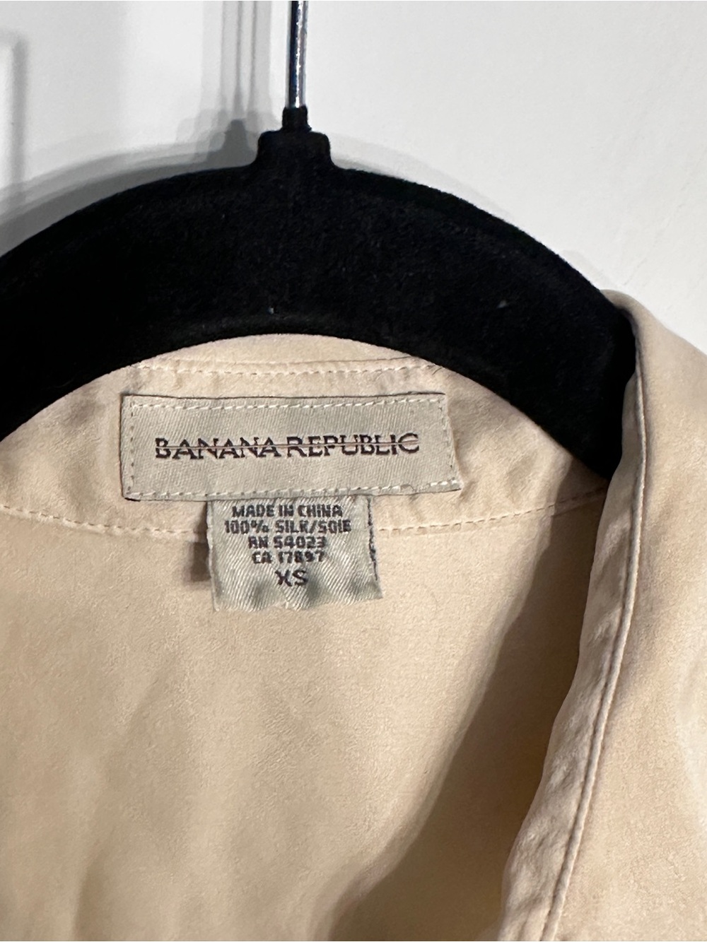 Banana Republic 100% silk Cream Short-Sleeve Button Front Blouse size XS - Picture 4 of 4